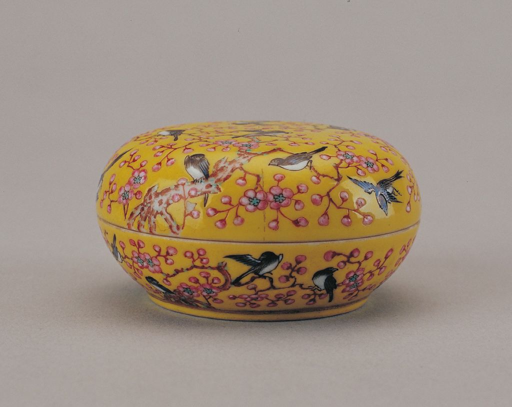 图片[1]-Yellow ground pink plum magpie pattern box-China Archive